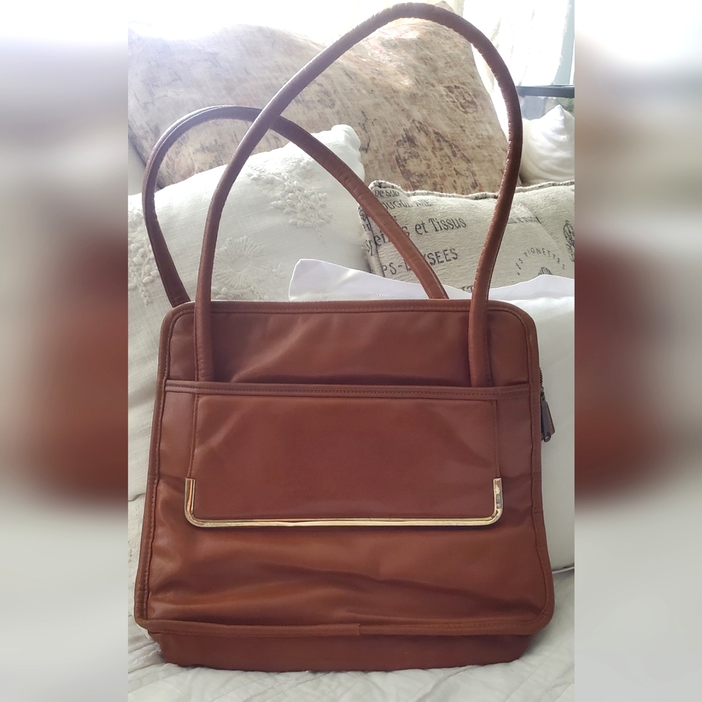 VINTAGE EUC ROBIN HANDBAG WITH MIRROR